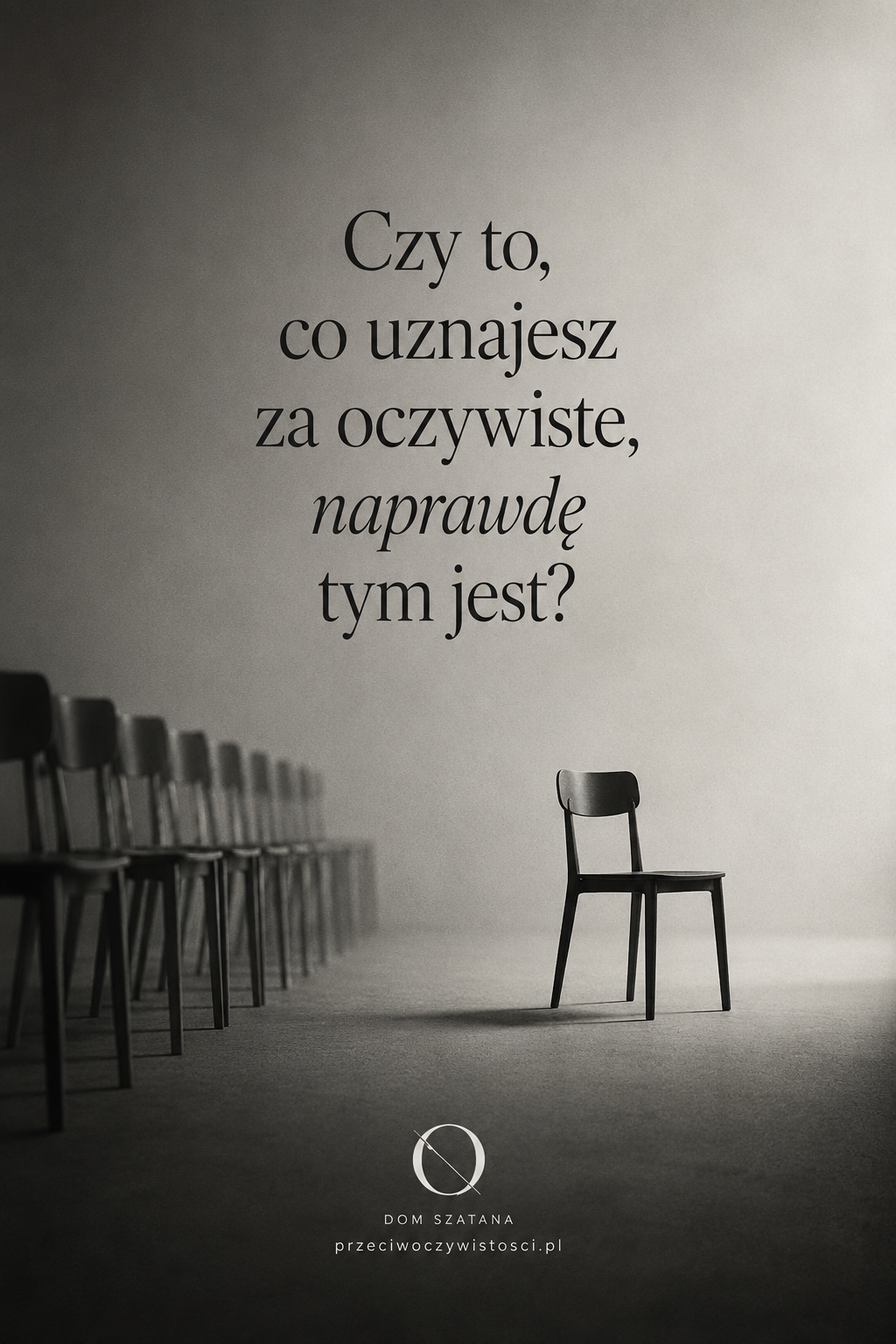 Samotne krzesło odsunięte od szeregu krzeseł