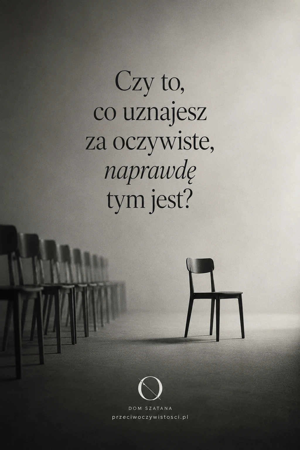 Samotne drewniane krzesło stoi odsunięte od szeregu identycznych krzeseł w pustej, monochromatycznej przestrzeni o miękkim świetle i ziarnistej fakturze.