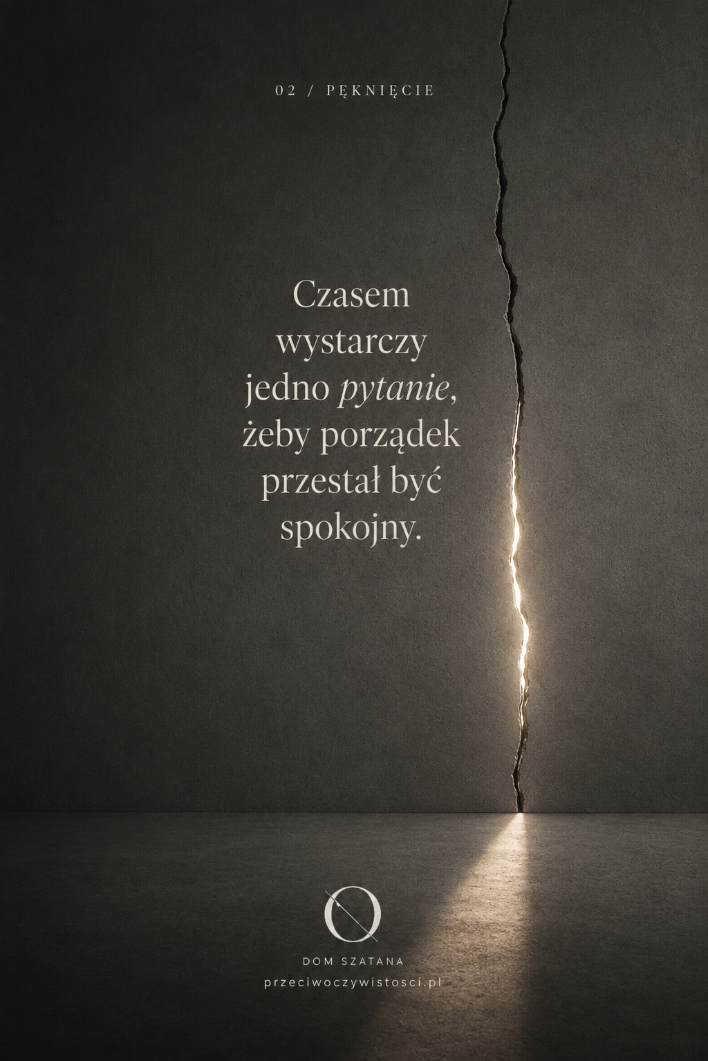 Pęknięcie w jednolitej ścianie odsłania światło po drugiej stronie, sugerując moment, w którym pewność zaczyna ustępować pytaniu.