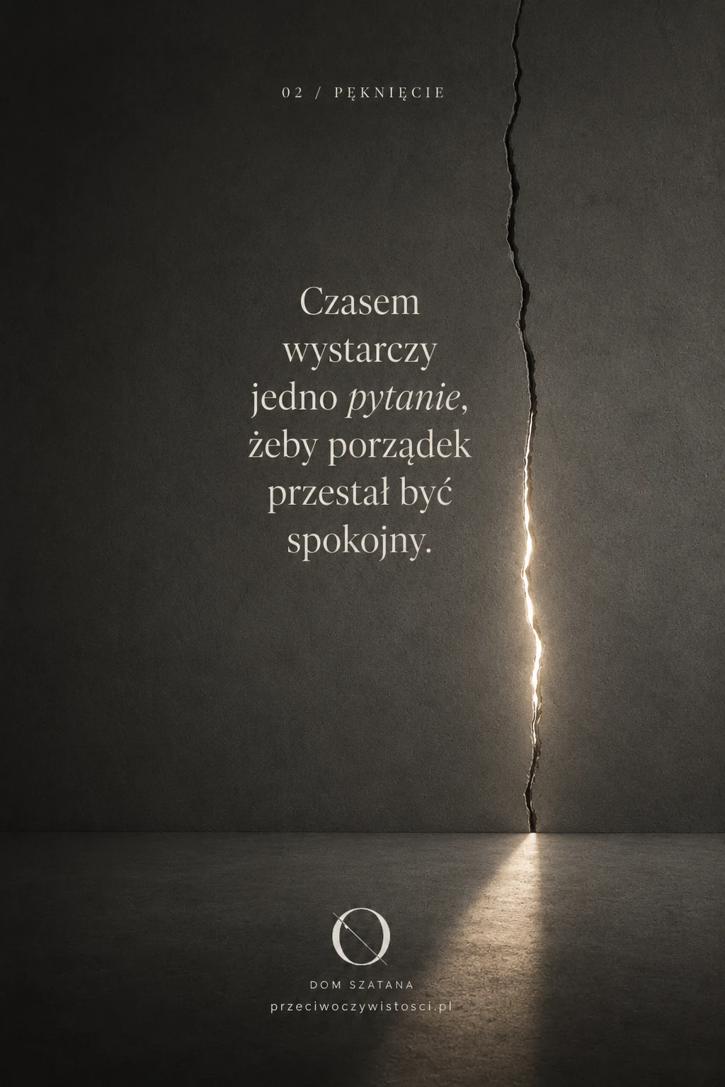 Ciemna ściana z wąskim pęknięciem, przez które przenika delikatna smuga światła, w surowej, monochromatycznej i lekko ziarnistej przestrzeni.