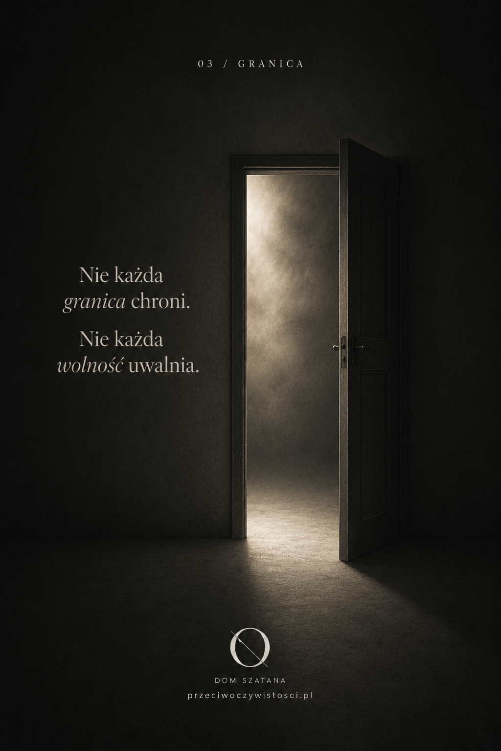 Uchylone drzwi w ciemnym pomieszczeniu, za którymi widać nieokreślone światło.