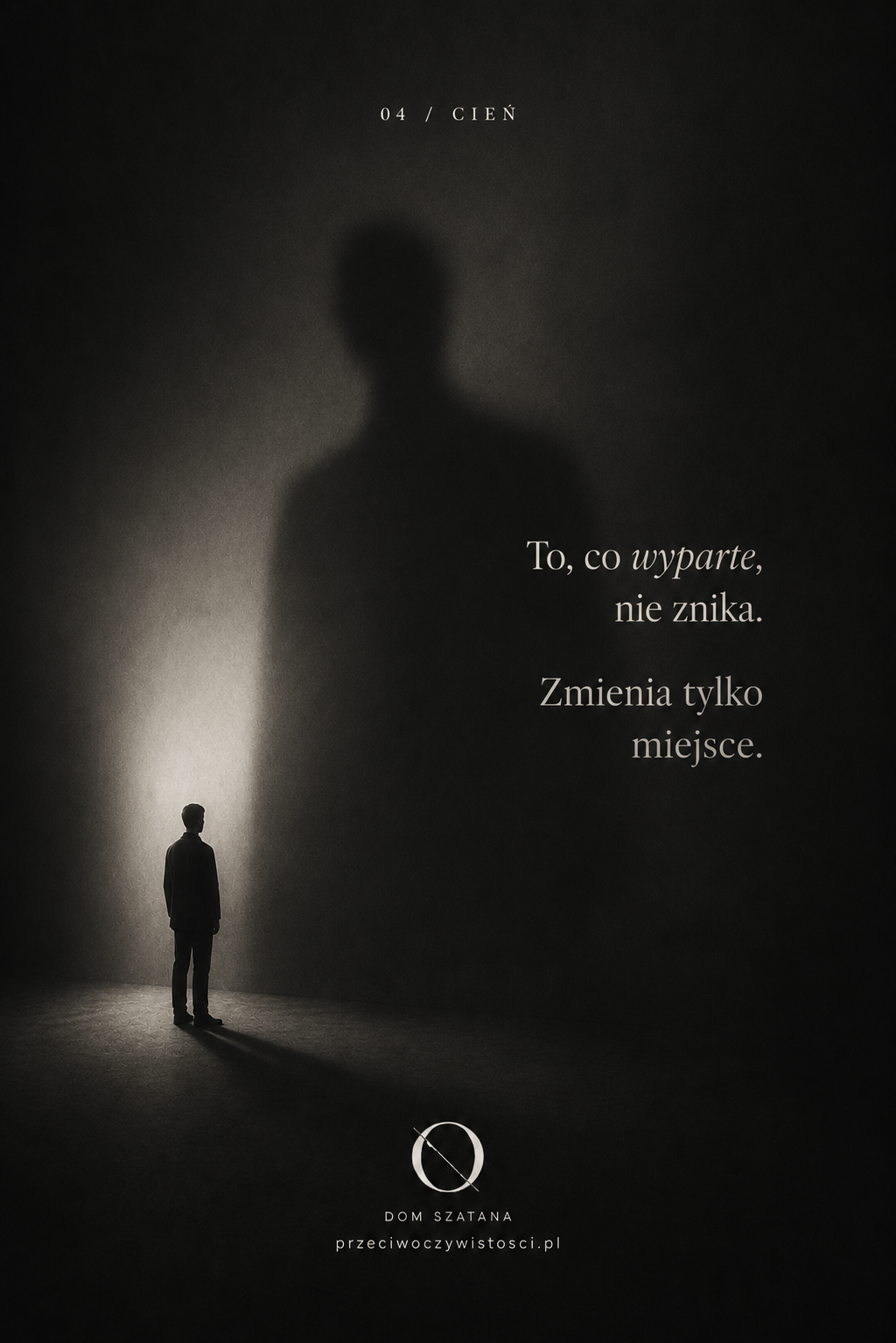 Ciemna sylwetka człowieka, której ogromny cień rozciąga się na ścianie i wypełnia większość przestrzeni.