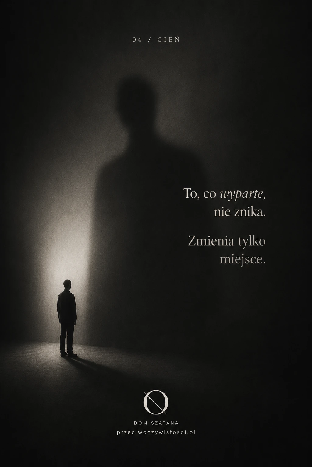 Samotna ciemna sylwetka człowieka stoi przy ścianie, a jej ogromny cień rozciąga się za nią i wypełnia większość monochromatycznej przestrzeni.