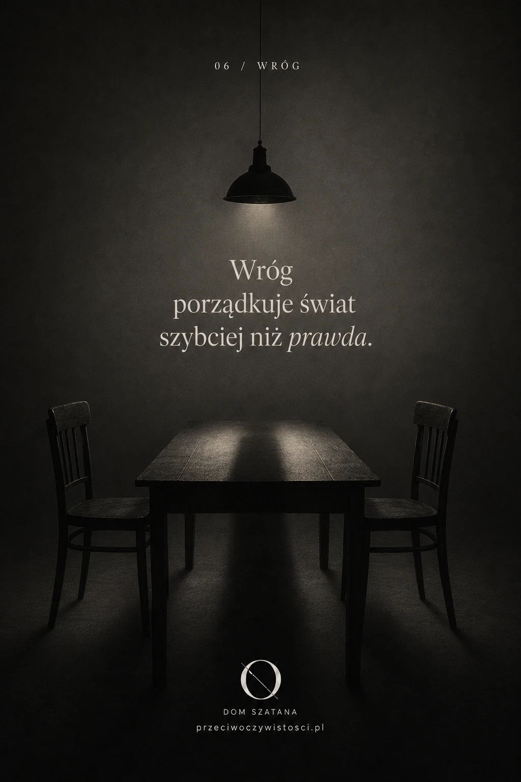 Dwa puste drewniane krzesła stoją naprzeciw siebie po obu stronach ciemnego stołu, a pomiędzy nimi rozciąga się wyraźny cień w pustym wnętrzu.