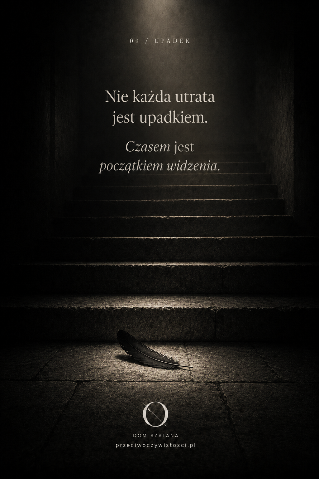 Pojedyncze ciemne pióro leżące na kamiennych schodach, oświetlone snopem światła prowadzącym ku stopniom znikającym w półmroku.