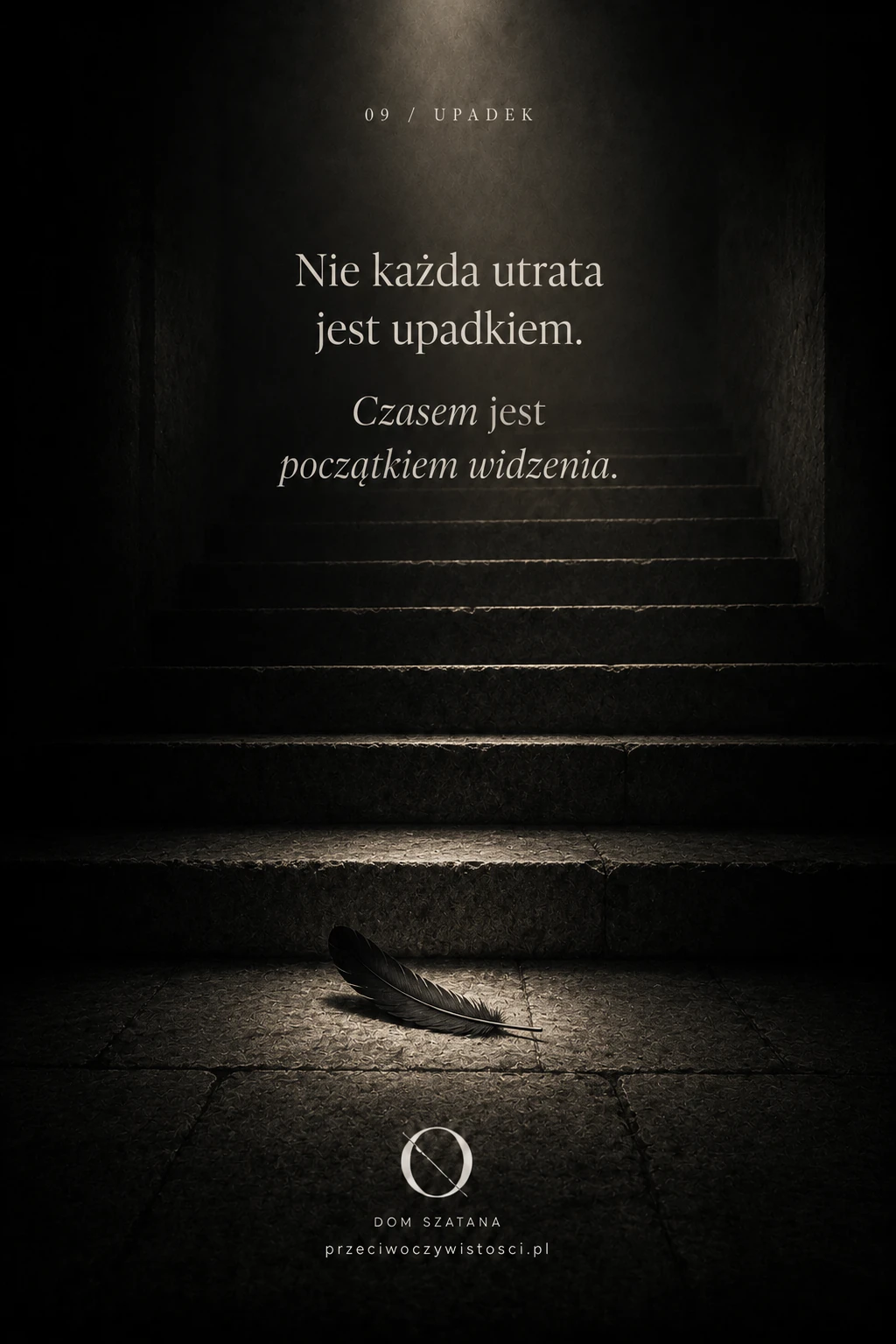 Pojedyncze ciemne pióro leży na zużytym kamiennym stopniu, a nad nim stare schody prowadzą w górę i stopniowo znikają w ciemności oraz miękkim świetle.