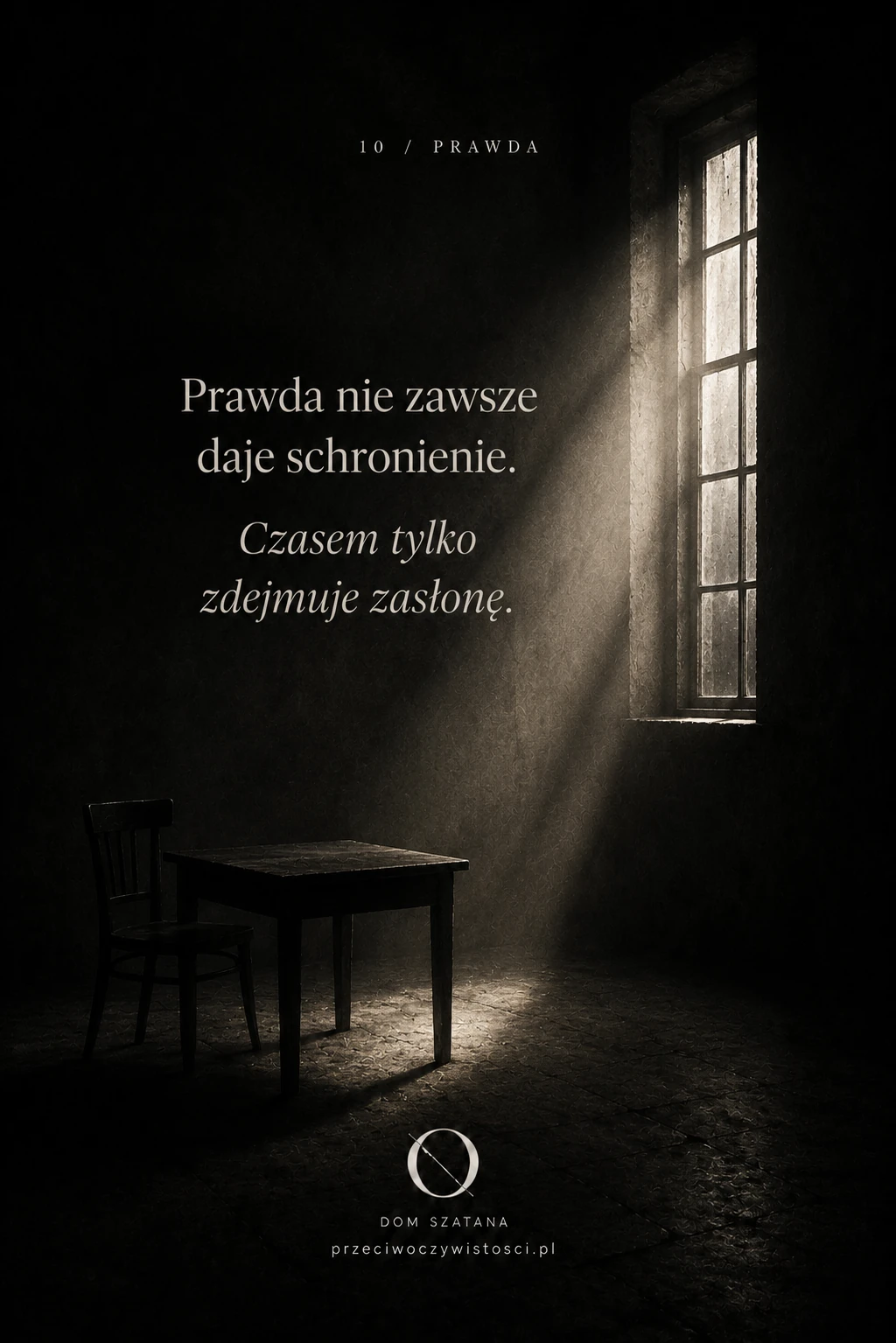 Ciemne, puste wnętrze z drewnianym stołem i krzesłem oświetla wąski snop światła wpadający przez wysokie okno, pozostawiając większość pokoju w cieniu.