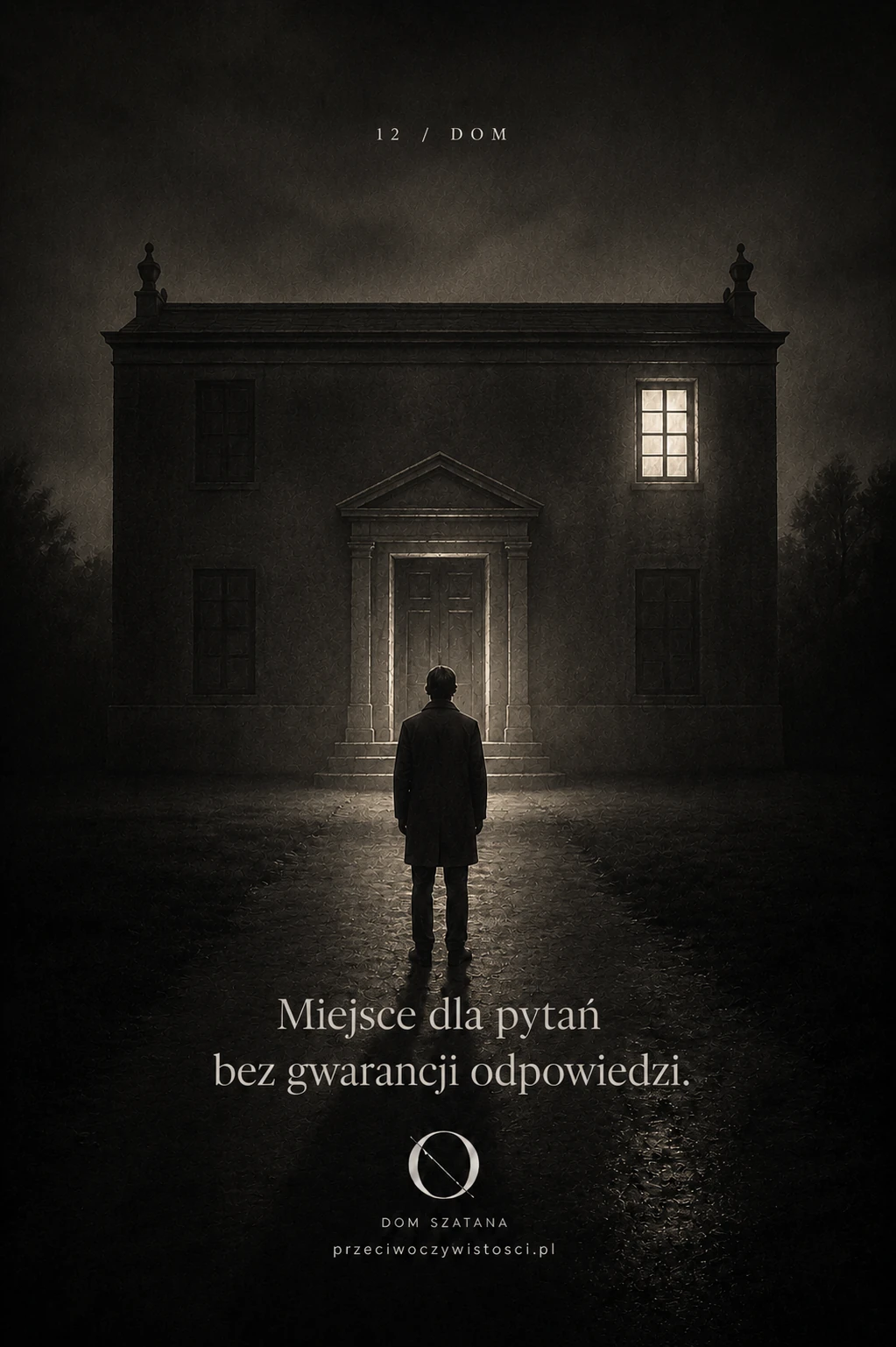 Samotna postać widziana od tyłu stoi przed ciemną fasadą domu z zamkniętymi drzwiami i jednym oświetlonym oknem. Monochromatyczna, ziarnista scena tonie w półmroku i lekkiej mgle.